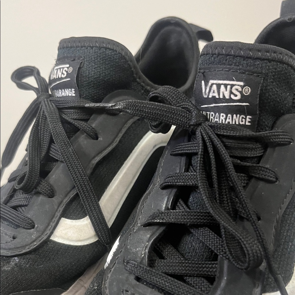 Vans Classic Black and White Low-Tops Ultrarange Cush skate run walk Shaka surf